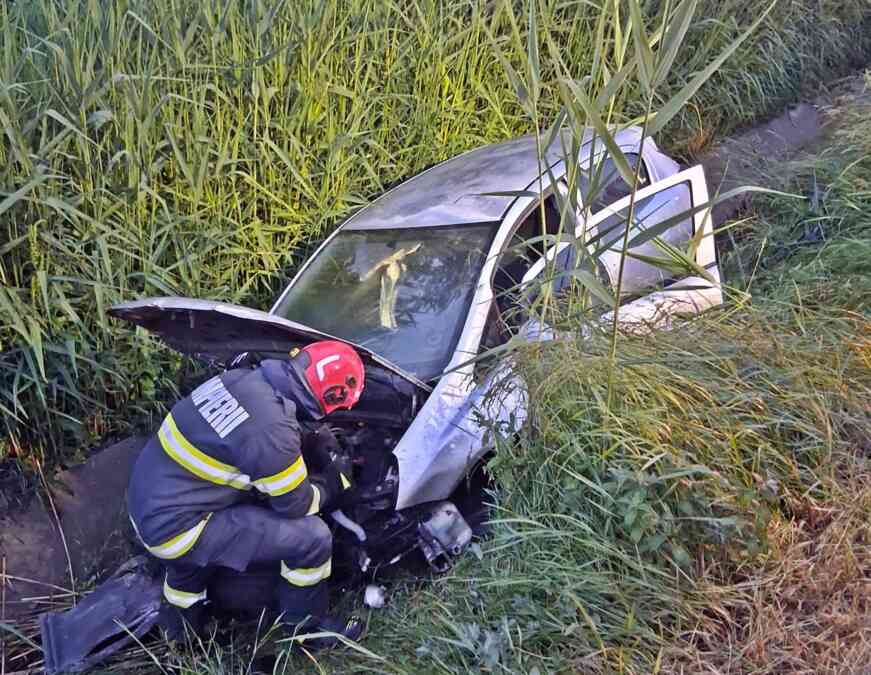 Bistrițeancă implicată într-un accident rutier în județul Cluj: Autoturismul condus de femeie a plonjat în afara șoselei