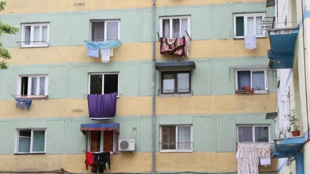 Sancțiuni dure pentru românii care își întind rufele la geam. Ce amenzi usturătoare riscă cei care fac asta