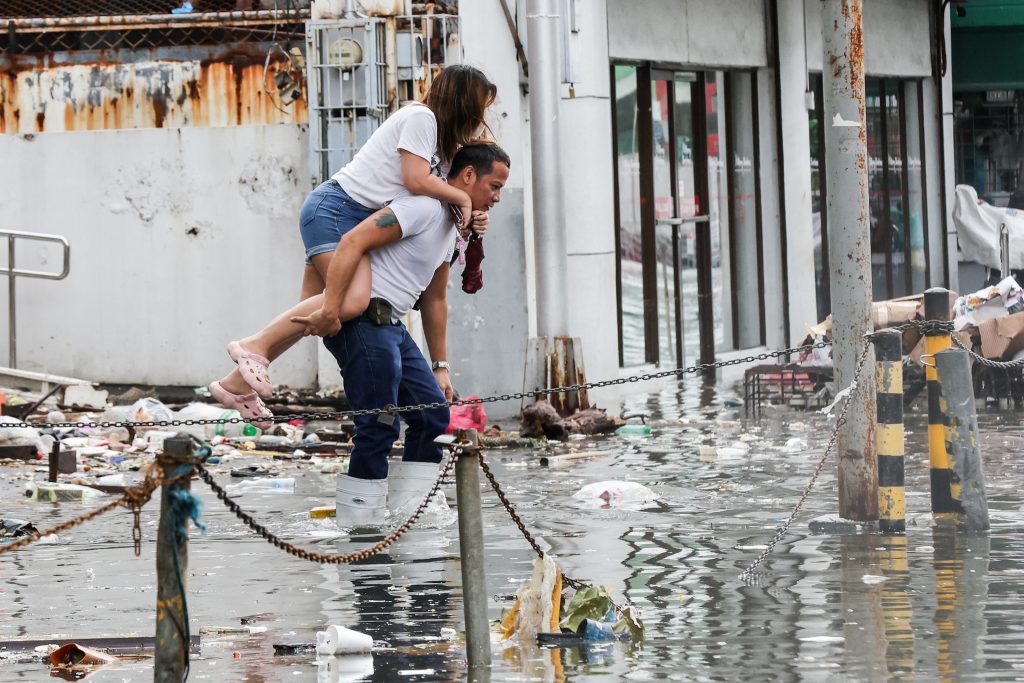 Taifunul Jangmi lovește sudul Japoniei. Avertisment pentru românii care călătoresc în zonă
