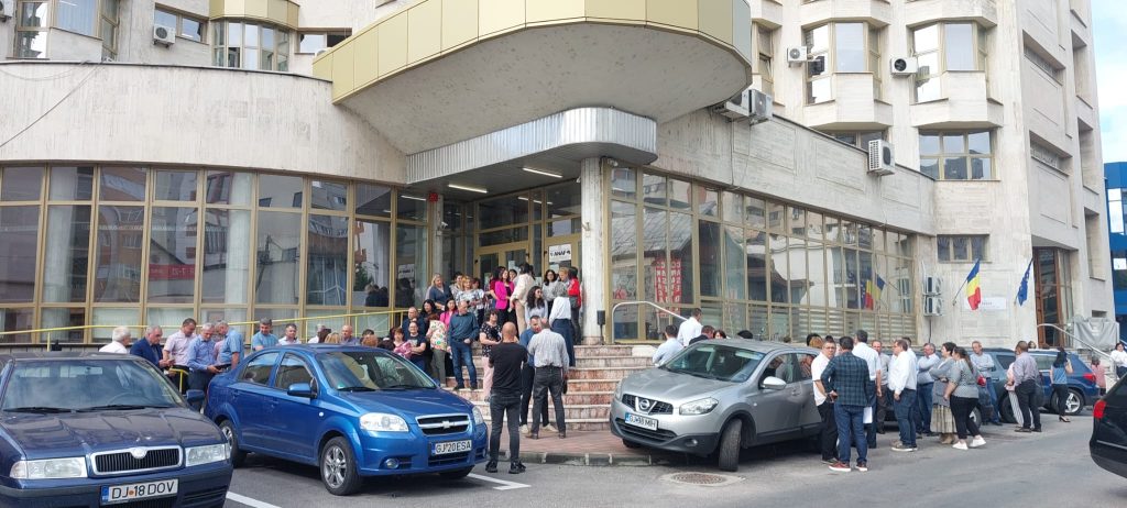 Protest la Direcția Finanțe Gorj:  Angajații amenință cu blocarea activității