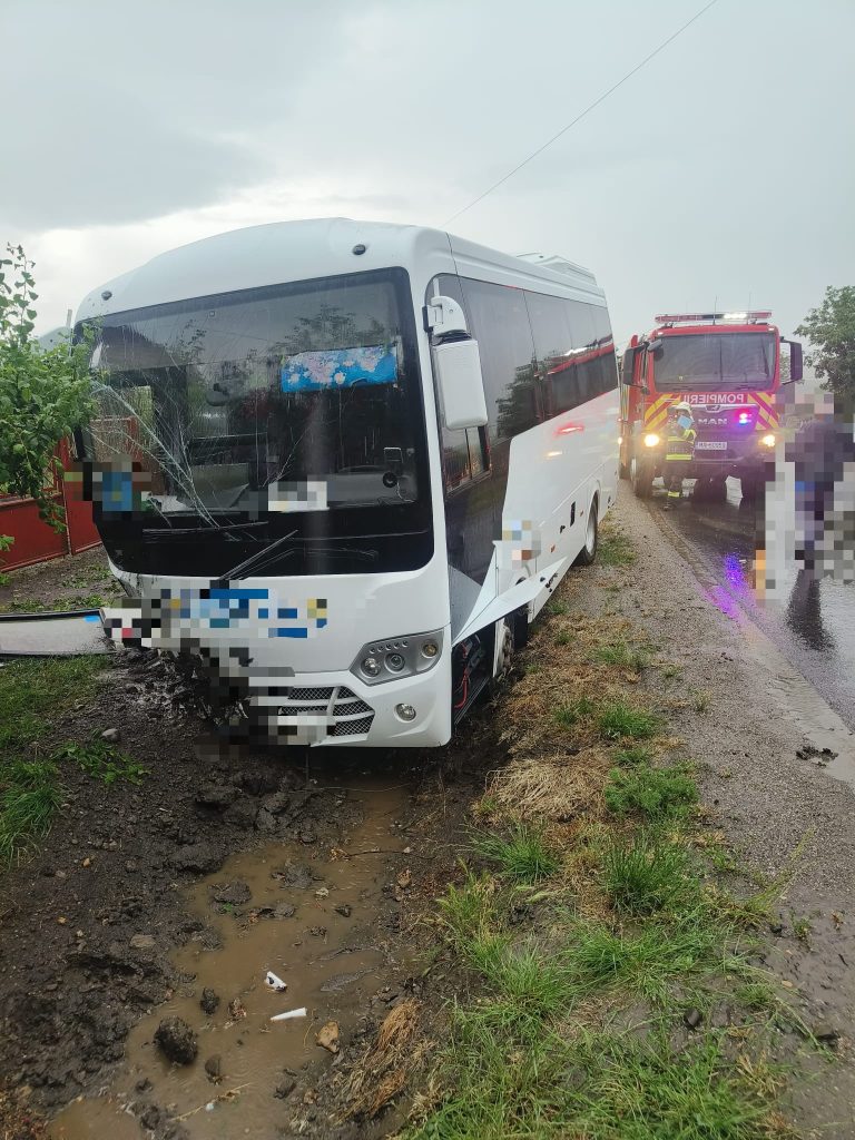 Mureș: Trei copii au ajuns la spital după ce un microbuz a intrat în șanțul de pe marginea drumului