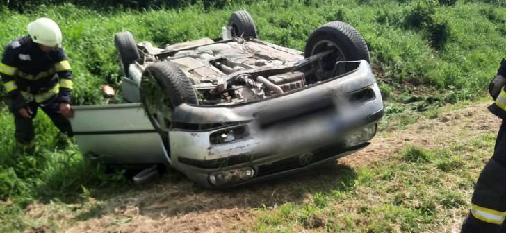 Și-a băgat prietenii în spital. O șoferiță de 18 ani s-a dat peste cap cu mașina pe o șosea din Timiș