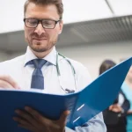Ministerul Sănătății scoate la concurs zeci de posturi de conducere din DSP-uri și serviciile de ambulanță