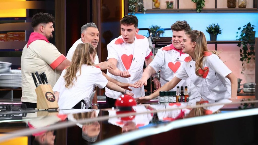 Echipa roz a câștigat prima amuletă la Chefi la cuțite – Viitorul are gust, iar cea dintâi întrecere a adus egalitate între trei tabere. Competiția continuă mâine, de la 20:30!