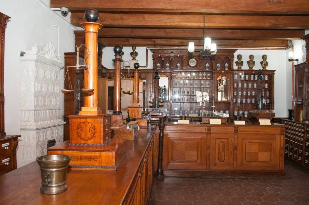 Muzeul de Istorie a Farmaciei din Sibiu se redeschide pentru public începând cu 3 iunie. „În România sunt doi experți în domeniul istoriei farmaciei. Unul dintre ei e la Sibiu”