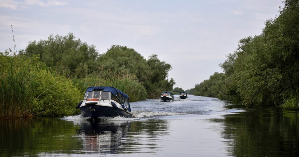 Senatul a votat o lege care limitează la 5 km/h viteza bărcilor în Delta Dunării. Ce amenzi riscă cei care depășesc limita