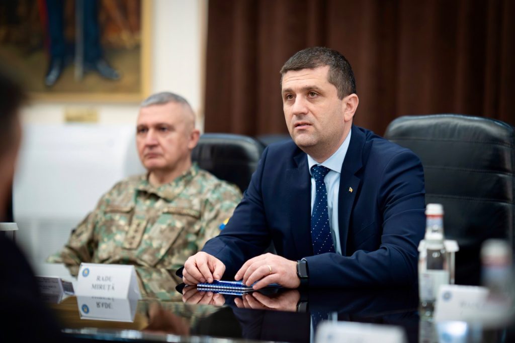 Ministrul Apărării nu are de gând să-l demită pe șeful Armatei și va analiza situația cu Nicușor Dan