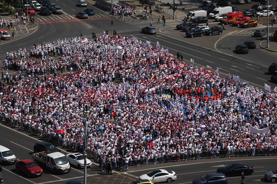 FOTO Protest în București. Mii de sindicalişti de la Sanitas cer retragerea legii salarizării