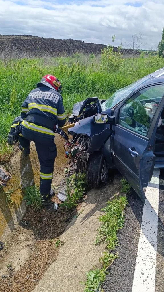 Coliziune între un autoturism și un autotren în Berești-Bistrița. O persoană a fost rănită