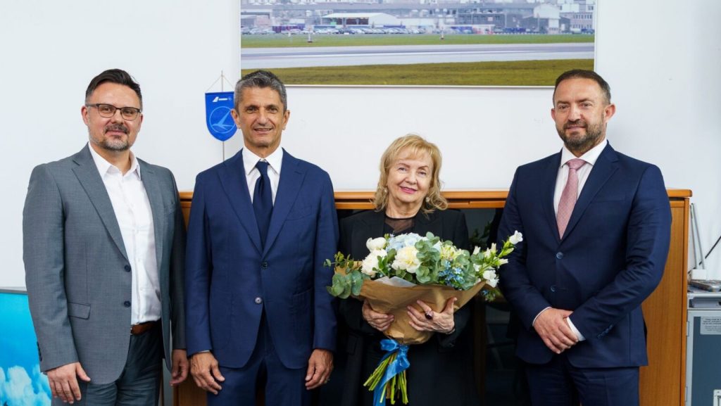TAROM va denumi primul Boeing 737 MAX după Mircea Lucescu