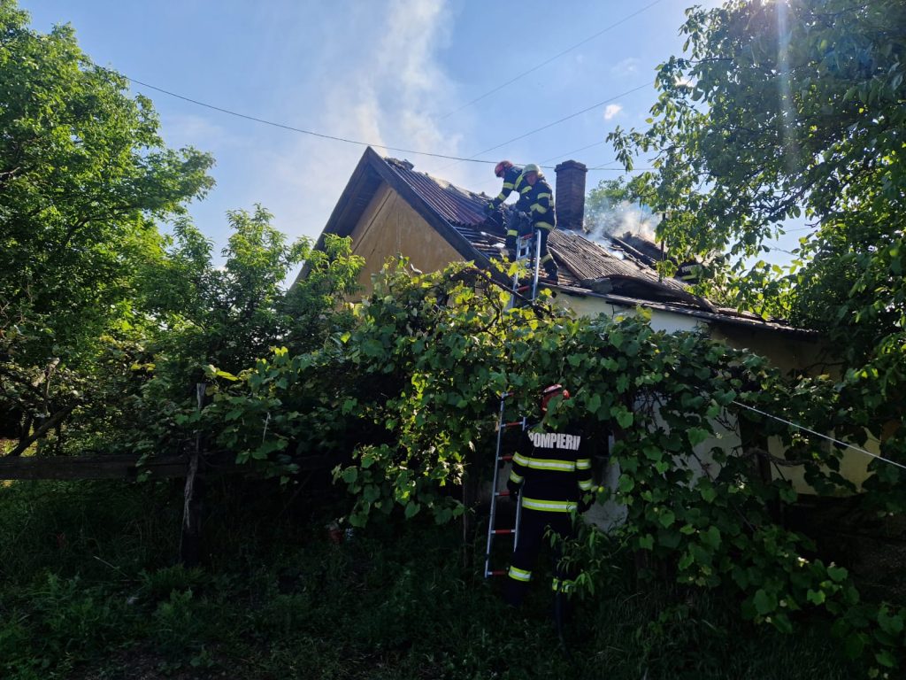 Acoperișul unei case din municipiul Satu Mare, distrus de flăcări