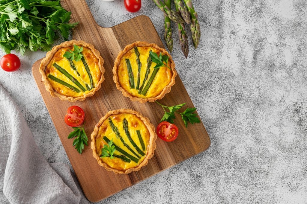 Mini tarte cu sparanghel și cremă de brânză, pentru gustări delicioase