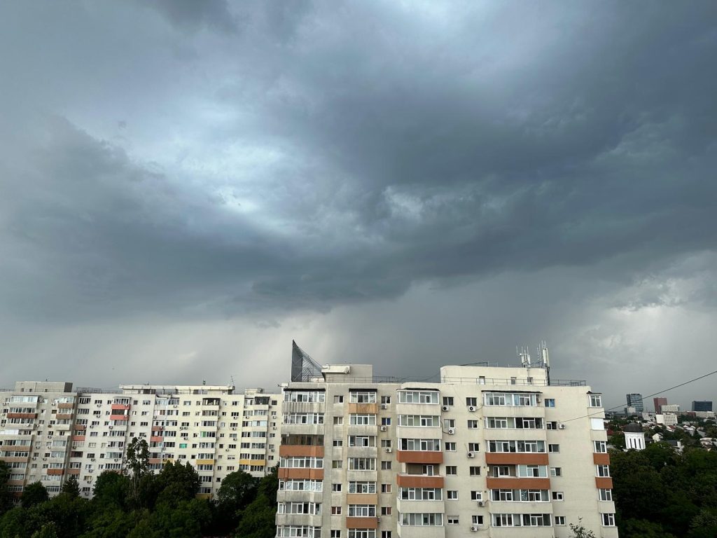 METEO | Furtuni puternice în București și mai multe județe din țară, cu ploi torențiale și grindină