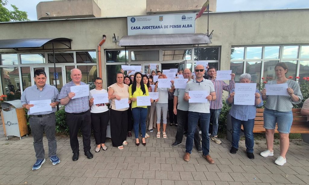 VIDEO: Protest la Casa de Pensii Alba. Angajații au ieșit în fața sediului instituției. Reclamă problemele din sistem