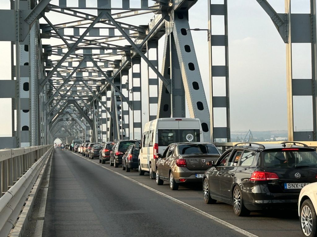 Circulația pe podul Giurgiu-Ruse a fost suspendată / Autovehiculele care așteaptă sunt îndrumate în parcările adiacente