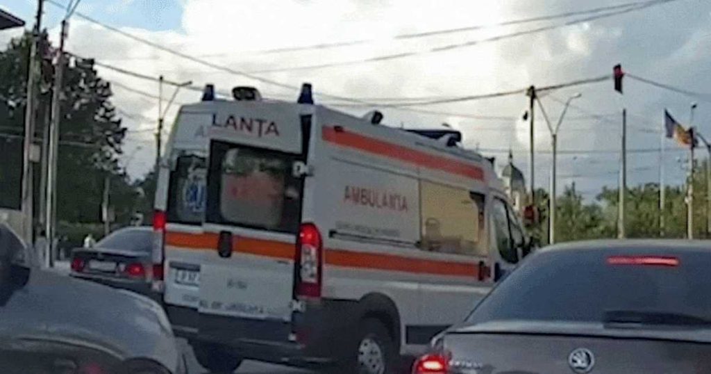 Incident bizar în traficul din București. Un pacient a coborât din ambulanță la semafor și a fost imobilizat de jandarmi