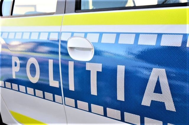 Dolj: O femeie de 40 de ani este acuzată că împreună cu fiul şi partenerul său a intrat într-o curte şi a agresat o fată de 18 ani cu care avusese un conflict dar şi o femeie de 30 de ani
