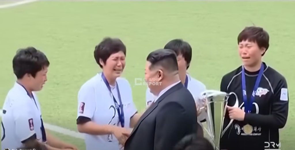 VIDEO | Fotbalistele nord-coreene care au “plâns de fericire” la întâlnirea cu Kim Jong-Un, virale în online / Cum arată teatrul de stat care menține cultul personalității în una dintre cele mai duri dictaturi ale lumii