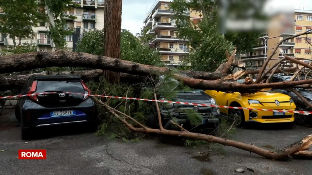 Cartiere întregi din Roma, devastate de tornadă. Imaginile apocaliptice surprinse după furtună