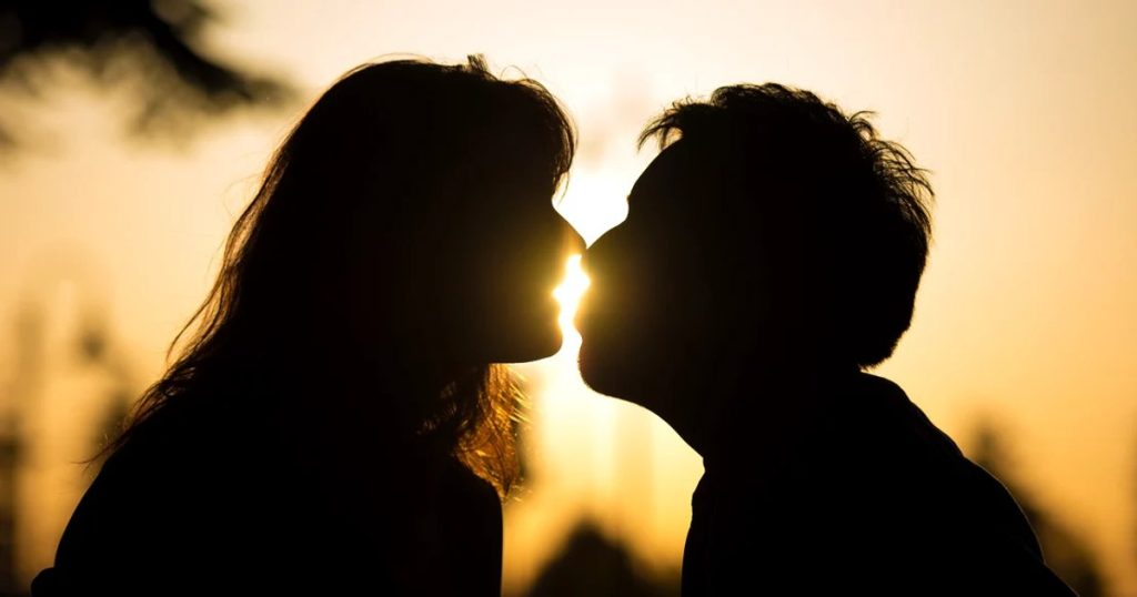 Ce cred bărbații că este romantic, dar multe femei spun că nu este deloc așa