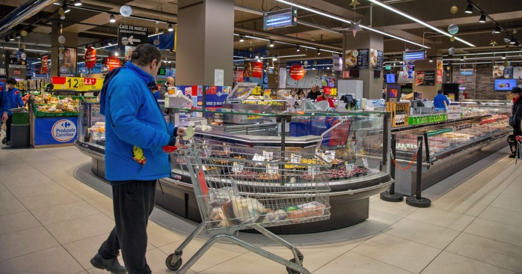 Românii își reduc consumul și ajung să cumpere „la suta de grame”. Scăderea puterii de cumpărare readuce obiceiuri din anii ’90