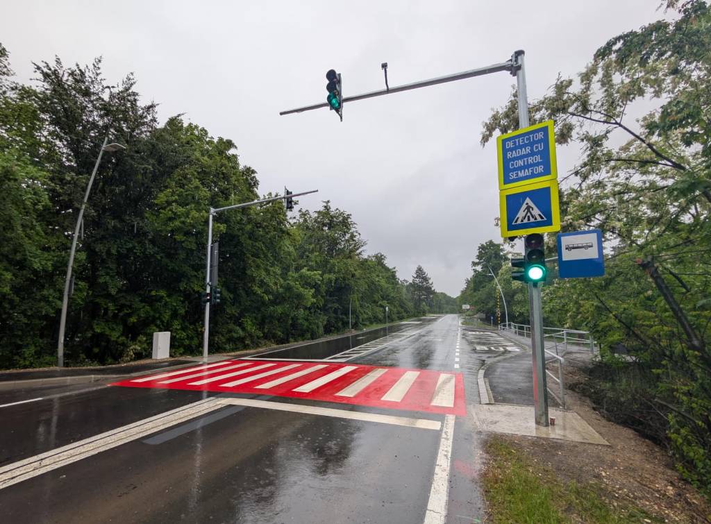 Două stații de autobuz și semafor pe drumul spre Poiana Brașov