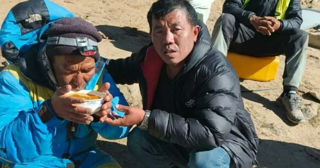 Supraviețuire incredibilă pe Everest: un ghid montan a fost găsit în viață după șase zile. Soția îi făcuse ritualurile de înmormântare