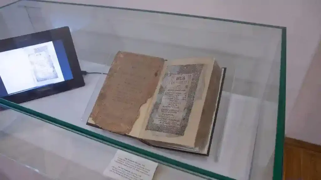FOTO | Patru incunabule și alte rarități bibliofile din secolele XVI-XVII, într-o expoziție temporară la Museikon Alba Iulia