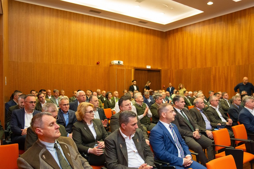 FOTO: Romsilva marcheaza Ziua Silvicultorului prin lansarea unei campanii de donare de sange pentru angajati