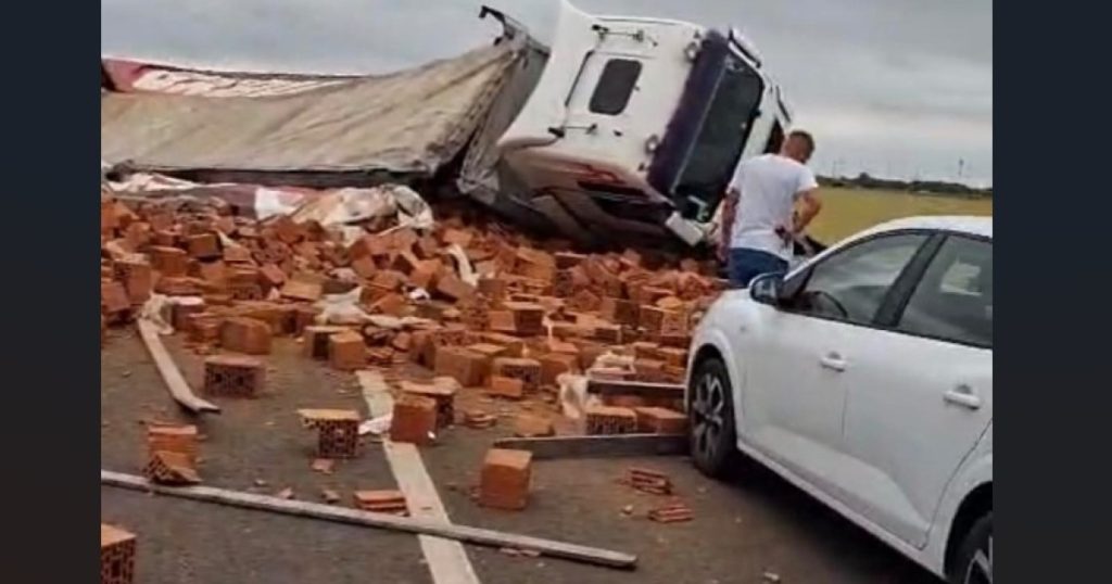 Un TIR încărcat cu cărămizi s-a răsturnat peste o maşină, pe centura Timişoarei. Un bărbat a murit pe loc