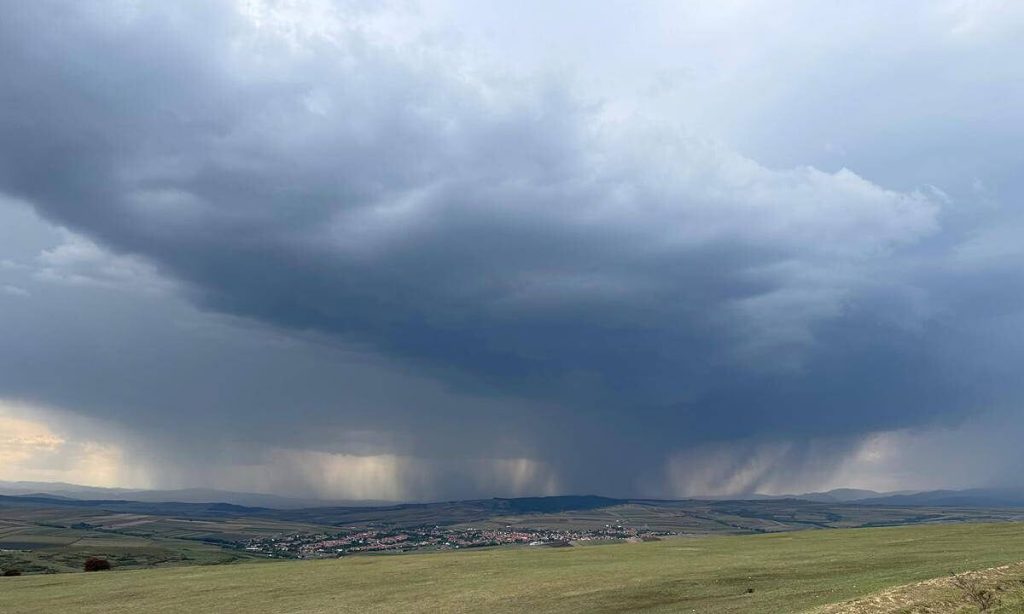 Cod Galben de furtuni în Alba și alte județe din țară, până sâmbătă noaptea. Ploi torențiale, descărcări electrice și grindină
