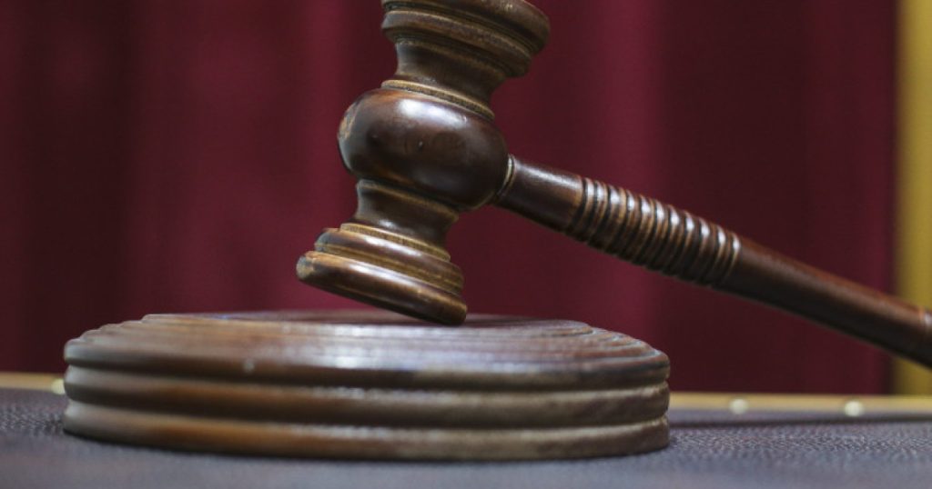 Polițiști trimiși după gratii pentru mită. Au determinat un șofer să retragă bani de la un bancomat și să-i pună în autospecială
