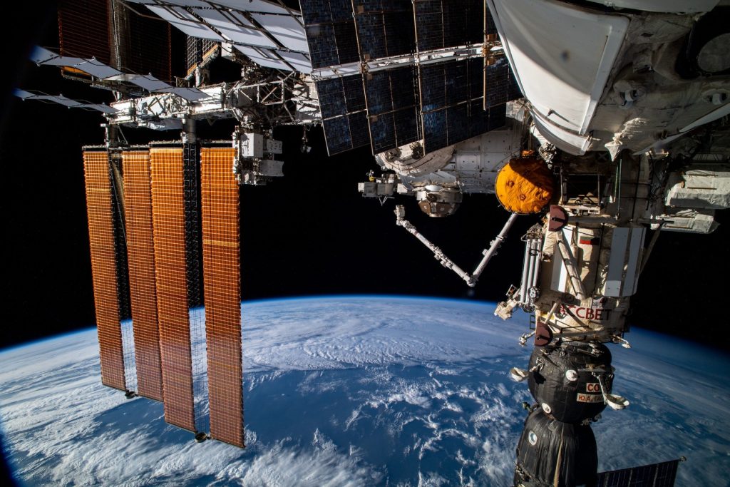 Alertă pe Stația Spațială Internațională. NASA pregătește astronauții pentru evacuare din cauza unor scurgeri de aer
