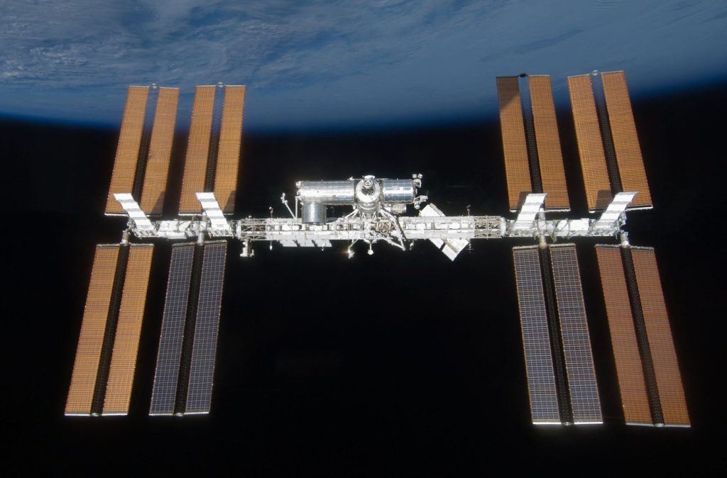 Alertă de evacuare pentru cinci astronauți de pe Stația Spațială Internațională. O scurgere de aer s-a agravat în secțiunea rusească a Stației