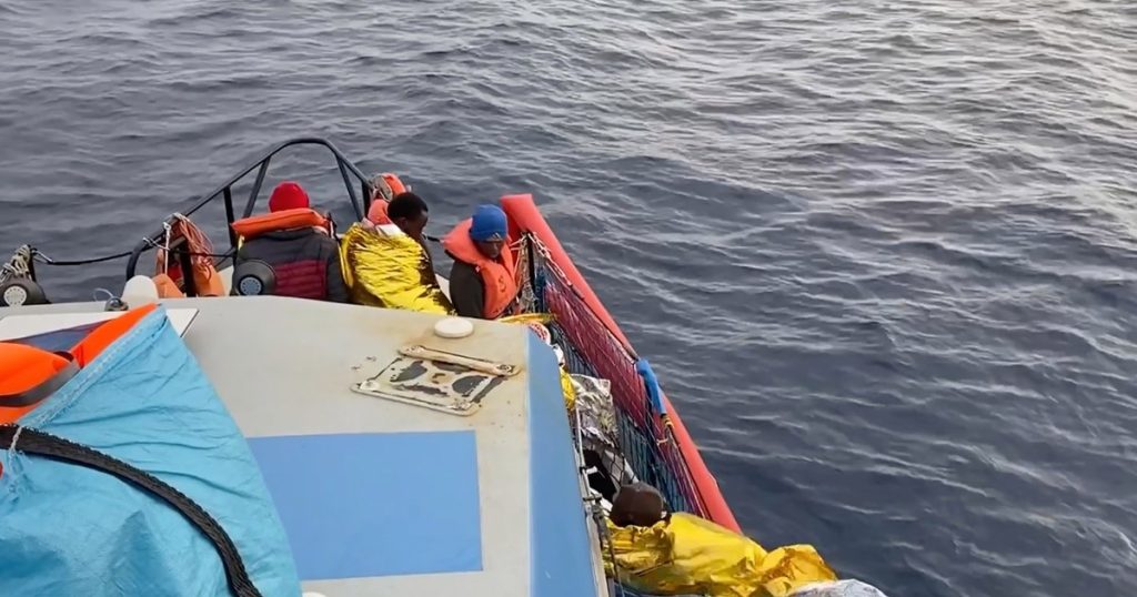 Un om a murit, iar alți patru au fost răniți după ce o navă de pescuit turcească a fost atacată în Marea Neagră. Ambarcațiunea s-a scufundat