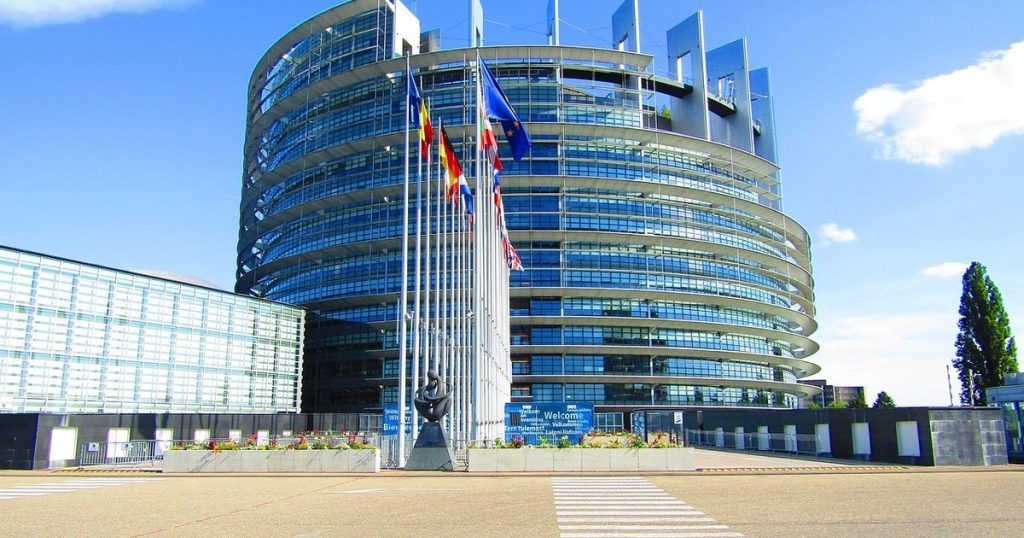 Organizație acuzată de simpatii pro-ruse și teorii conspiraționiste, autorizată să organizeze un eveniment în Parlamentul European