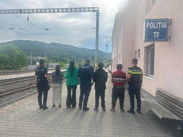Cinci bărbaţi şi o femeie, anchetaţi penal după ce au refuzat să plătească biletul de tren, iar când au fost daţi jos, au făcut scandal şi au aruncat cu pietre în garnitura feroviară - FOTO