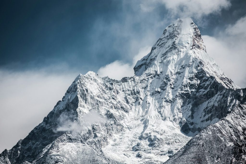 Cum a rezistat alpinistul nepalez blocat pe Muntele Everest timp de șase zile și considerat mort: „Am început să mestec gheață”