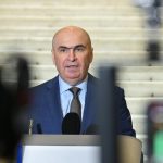 Bolojan: Schimbăm legea pentru a nu pierde bani din PNRR pe centralele de producție de energie cu finanțări UE nerambursabile finalizate, dar încă neracordate la rețele