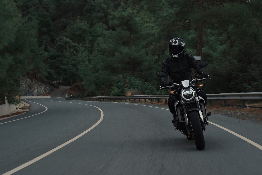 Ce înseamnă dacă vezi o cască moto pe marginea drumului? Semnalul pe care orice șofer și motociclist ar trebui să-l cunoască și care ar putea salva vieți