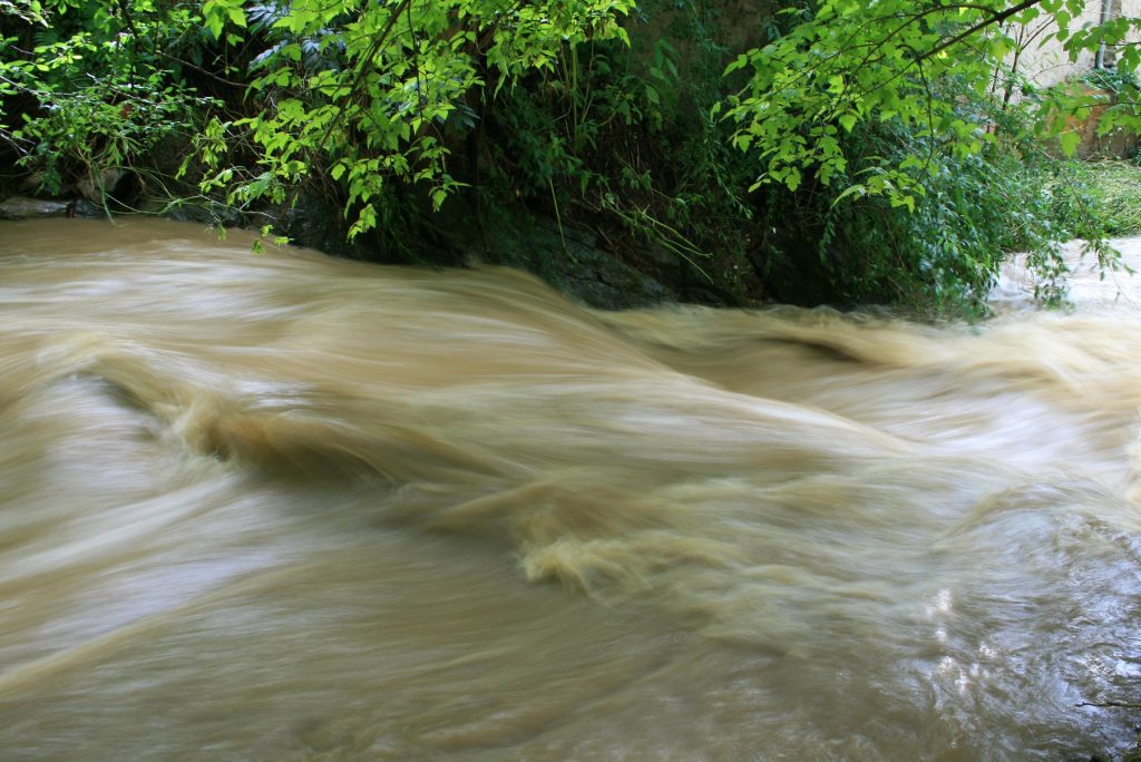Cod portocaliu de inundaţii pe râuri din 3 judeţe, până luni dimineaţa. Cod galben pe râuri din 19 judeţe