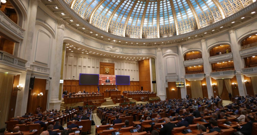 Proiect de lege pentru ca foștii colaboratori ai securității și cei condamnați definitiv să rămână fără ordine și medalii