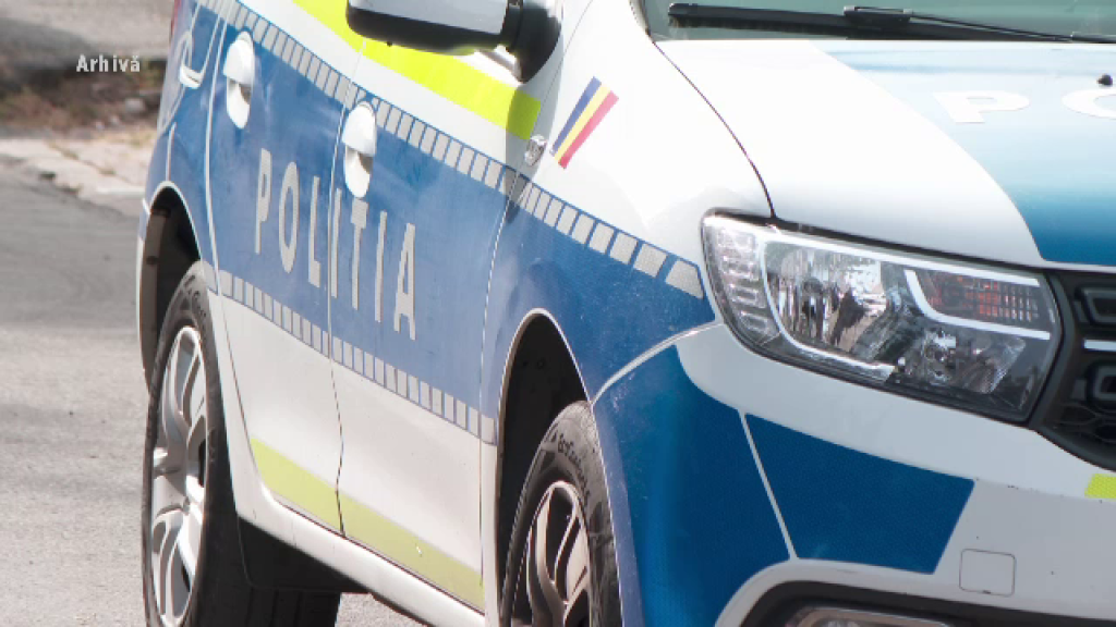 Un bărbat a murit şi trei persoane au fost rănite după ce o maşină a căzut în albia unui râu din Alba
