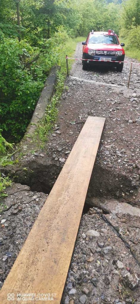 Neamţ: Un pod din localitatea Grinţieş a fost afectat de ploile torenţiale. Accesul către 15 gospodării se poate face doar cu autoturisme, nu şi cu autovehicule mari