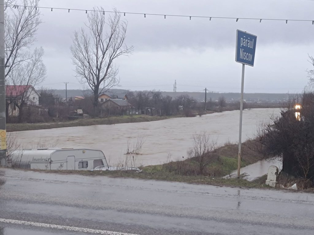 Evacuări în Vrancea după ce debitul unui râu a crescut și a rupt un mal de pământ