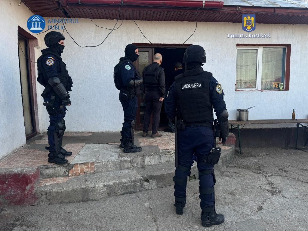 Peste 30 de percheziţii în judeţele Bistriţa-Năsăud şi Maramureş într-un dosar de contrabandă, braconaj şi nerespectarea regimului armelor