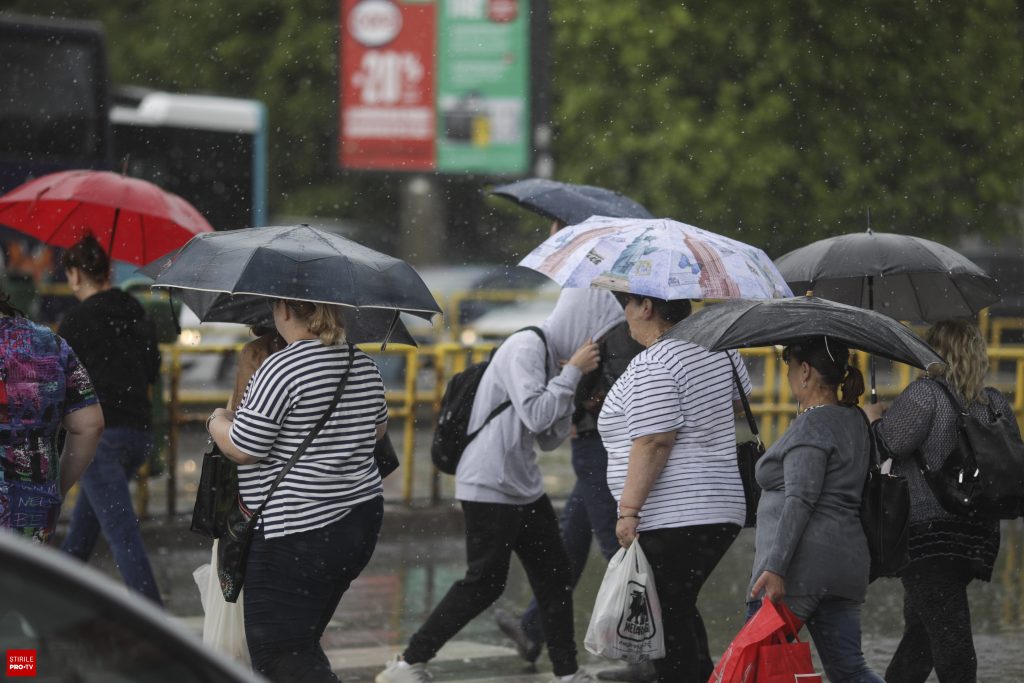 Alertă de la ANM. Cod galben de furtuni în Bucureşti şi 14 judeţe: averse torenţiale, descărcări electrice, vijelii