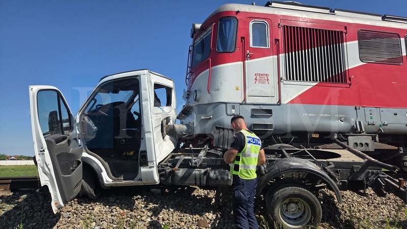 FOTO/VIDEO. Mașină lovită de tren, în municipiul Satu Mare. Șoferul transportat la spital