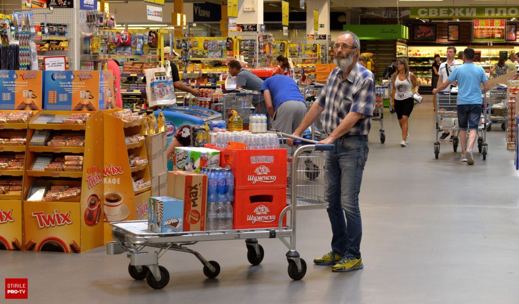 Bulgaria lansează ”Coșul de îngrijire”, comercianții se întrec să ieftinească produsele. România preferă păguboasa plafonare