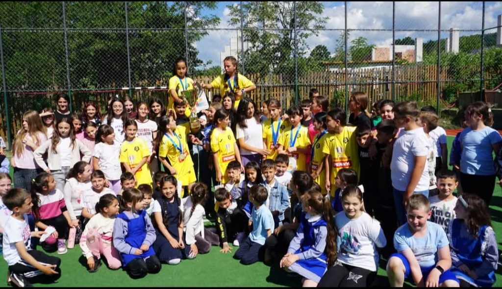 FOTO Primire de campioane la Școala Gimnazială „Luca Solomon”! Fetele care au obținut performanță națională, sărbătorite de întreaga comunitate